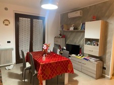 Tavolo Bianco E Mobile Grigio Soggiorno 