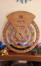 Calendario perpetuo da parete con orologio centrale in legno e scatola in stile