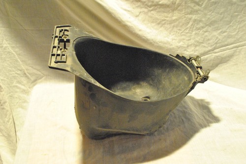 Vano porta casco sotto - sotto, sella