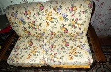 Divano vintage con dettagli in