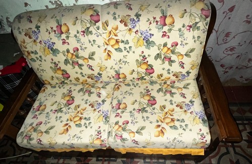 Divano vintage con dettagli - , in