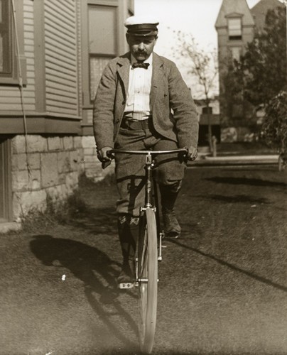 Antica bicicletta uomo fiocco