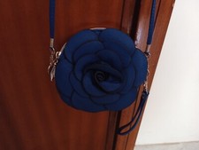 Pochette blu con tracolla a forma di rosa donna
