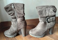 Stivaletti scamosciati da