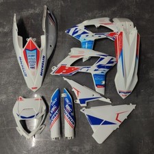 Plastiche + grafica applicate