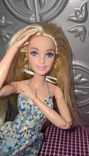 Barbie bambola ibrida nuda
