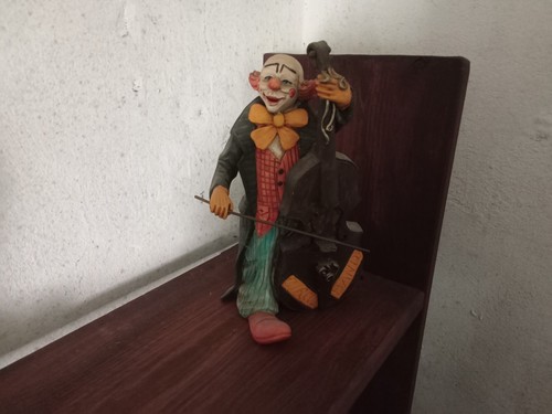 Clown con contrabasso - , altezza
