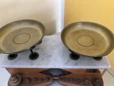 Vecchia bilancia a piatto in