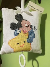 Carillon per neonato ricamato a mano a punto croce. Topolino azzurro.