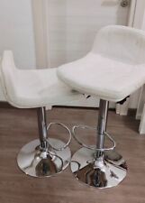 Due sgabelli bianchi in ecopelle