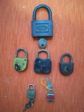 LOTTO 6 VECCHI LUCCHETTI CON CHIAVI - FUNZIONANTI E NON