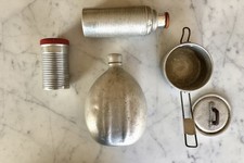 Seconda Guerra Mondiale WW2 Gamelle Borraccia Bollitore Siringa Contenitori..