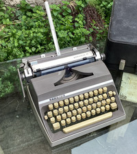 MACCHINA DA SCRIVERE TRIUMPH