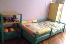 Cameretta per bimbo/a-letto, comodino, cassettiera, scaffale, scrivania e sedia