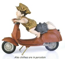 Statuina Capodimonte in porcellana figurina di bimbo monello su Vespa statuetta