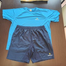 maglietta e pantaloni tecnici