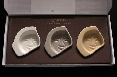 Korean smile silla salsiera - korean,