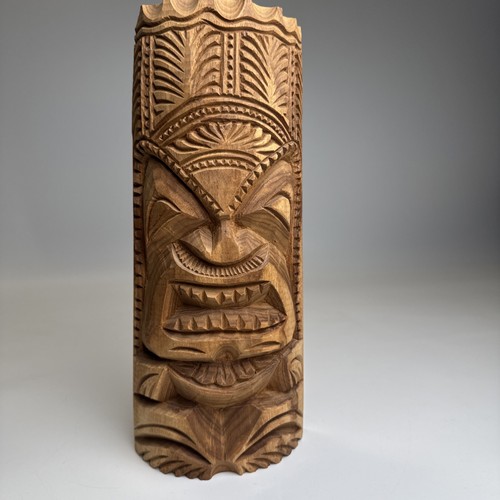 Totem tiki amore hawaiano