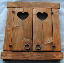 Finestra in legno con grata in ferro battuto e scuri traforati -R-