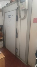 Vendo cella frigo più motore con due banchi frigo