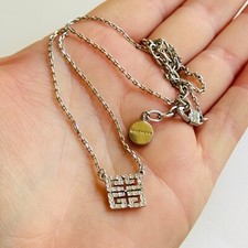 Collana logo Givenchy cristallo strass regale tono argento design di fascia alta