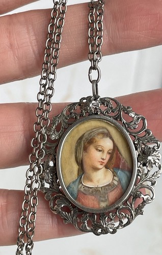 Collana con ciondolo spilla