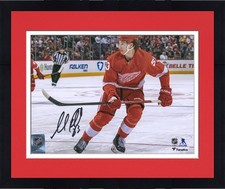 Fotografia pattinaggio maglia rossa firmata FRMD Moritz Seider Detroit Red Wings 8x10
