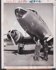 Pilota Verne Dorrell & Geo Williams vedi unità radar Douglas C-47 newsphoto c 1946