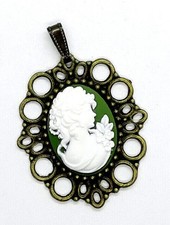 Ciondolo ottone antico con cammeo lady verde bianco