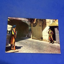 LA GUARDIA SVIZZERA DI FAZIONE ALL'ARCO DELLE CAMPANE A COLORI -- CARTOLINA