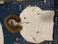 Giubbotto Blauer bianco con cappuccio in pelliccia sintetica e logo sulla spalla