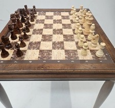 TAVOLO IN LEGNO CON SCACCHIERA