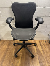 LEGGI ADD Herman Miller Mirra 2 sedie grafite schienale farfalla seduta in rete