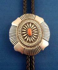 Cravatta Navajo argento sterling corallo rosso BOLO FIRMATA Leonard Maloney, cordoncino, punte 74 g