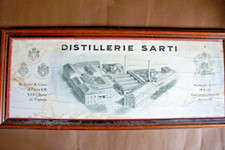 W497-CARTELLO PUBBLICITARIO CM 63X26 DELLE DISTILLERIE SARTI IN LEGNO/CARTA