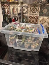 Lotto lavoro 13,5 kg di bigiotteria mista e rotti, indossabili, vintage, moderni