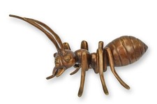 Una scultura in bronzo raffigurante una formica replica design retrò decorazione