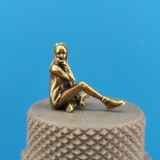 Bellezza seduta ottone puro
