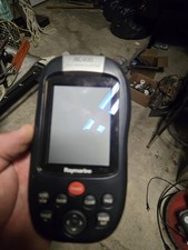 Plotter GPS Lowrance tenuto a