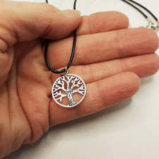 Collana nera con ciondolo