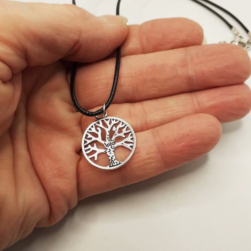 Collana nera con ciondolo