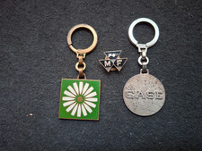 LOT DE 2 PORTE CLES + bouton de manchette ,TRACTEUR/MASSEY FERGUSSON/CASE..