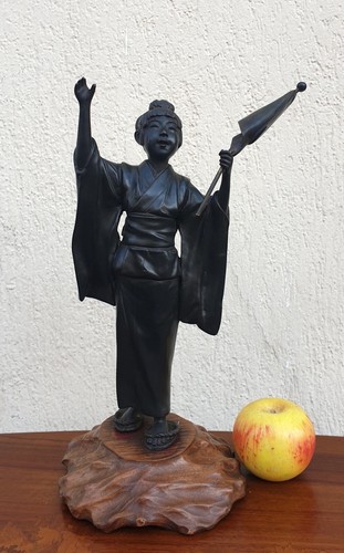 Giovane donna con ombrello