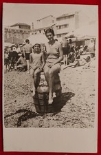 CARTOLINA DONNE MARE SPIAGGIA VESTITI TIPICI ANNI 30 C. N°4   ( F 3 )