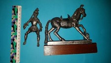 CAVALIERE  MEDIEVALE CON CAVALLO E PIEDISTALLO IN LEGNO VINTAGE