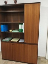 Vari mobiletti abbinabili, scrivanie e libreria. Legno scuro. costo a pezzo