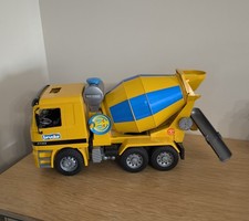 Camion toupie à béton -