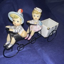 Statuina vintage 1958 Lefton ragazzo ragazza su tandem bicicletta fioriera Giappone rara ottima