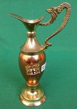 VINTAGE SOUVENIR BROCCA CARAFFA LONDRA INGHILTERRA IN RAME E OTTONE. N° 7Q.