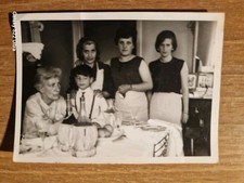 21226. Foto donne bambino a tavola fiaschi di vino  foto fivizzoli Volterra 10x7